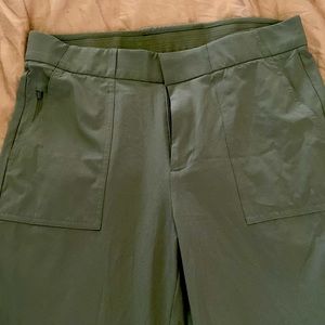 Women’s Athleta crop pants in size 6. Worn once in almost new condition.